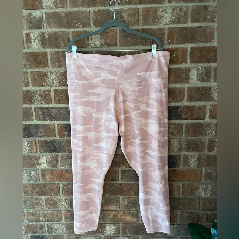 NWT Athleta Size 2XL Pink Camo Leggings with Back Pocket